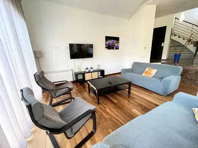 Una televisión o centro de entretenimiento en Villa de lujo con vistas al mar y piscina privada