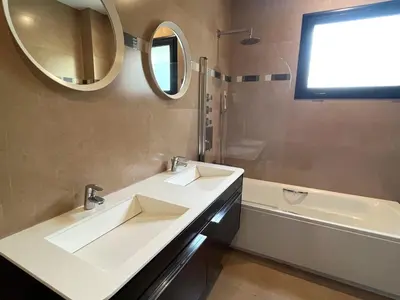 Un baño de Villa de lujo con vistas al mar y piscina privada