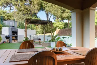 Jardín al aire libre en LETS HOLIDAYS Luxury house in cala llevado 2