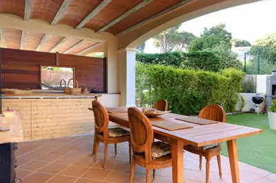 Jardín al aire libre en LETS HOLIDAYS Luxury house in cala llevado 2