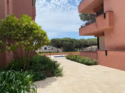 Jardín al aire libre en Apartamento Coronda con piscina y parquing en Llafranc