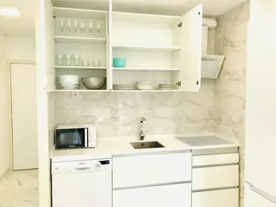 Una cocina o zona de cocina en Modern and design studio near the beach with large swimming pools