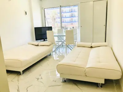 Una televisión o centro de entretenimiento en Modern and design studio near the beach with large swimming pools