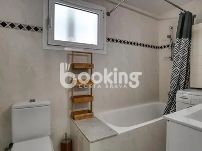 Un baño de Begonias Apartament per 4 persones amb gran terrassa chill out a 10 minuts de la platja