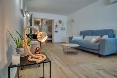 Zona de estar de Kaminias III Apartament reformat per 4 persones a Politur a 10 minuts a peu de la Cala Rovira