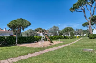 Zona de juegos infantil en Kaminias III Apartament reformat per 4 persones a Politur a 10 minuts a peu de la Cala Rovira