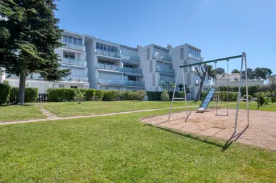 Zona de juegos infantil en Kaminias III Apartament reformat per 4 persones a Politur a 10 minuts a peu de la Cala Rovira