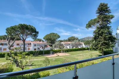 Jardín al aire libre en Kaminias III Apartament reformat per 4 persones a Politur a 10 minuts a peu de la Cala Rovira