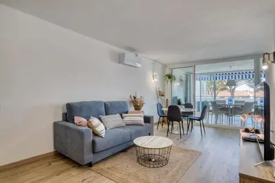 Zona de estar de Kaminias III Apartament reformat per 4 persones a Politur a 10 minuts a peu de la Cala Rovira