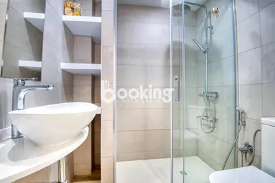 Un baño de Vall de ribes Apartament per 4 persones amb piscina comunitària, a prop de Port d'Aro