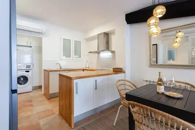 Una cocina o zona de cocina en Spacious apartment with city view in Llafranc - 98 m²