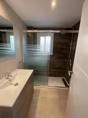 Un baño de Piso a 150 mts de la playa con espectacular terraza y WIFI