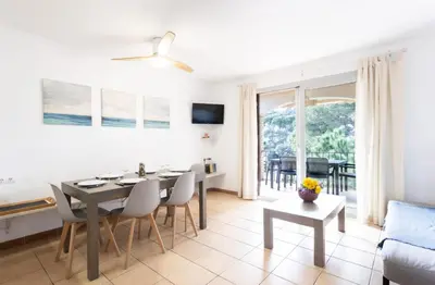 Una televisión o centro de entretenimiento en Apartamento a 100 m de playa. Calella Palafrugell