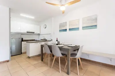 Una cocina o zona de cocina en Apartamento a 100 m de playa. Calella Palafrugell