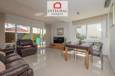 Una televisión o centro de entretenimiento en Splash Holiday Home