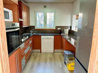 Una cocina o zona de cocina en Casa amb piscina i jardí a Palamós per 6 persones