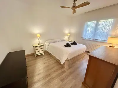Cama o camas de una habitación en Casa amb piscina i jardí a Palamós per 6 persones
