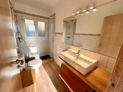 Un baño de Casa amb piscina i jardí a Palamós per 6 persones