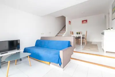 Una televisión o centro de entretenimiento en Apartaments Aiguablava
