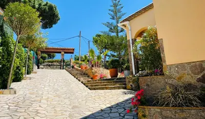 Jardín al aire libre en Villa reina by costabravaway