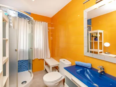 Un baño de Holiday Home Ami by Interhome