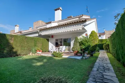 Jardín al aire libre en Plaça de la Sardana Casa acollidora per 8 persones a 5 minuts de la Platja Gran i del centre de Platja d'Aro