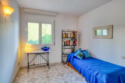 Cama o camas de una habitación en Plaça de la Sardana Casa acollidora per 8 persones a 5 minuts de la Platja Gran i del centre de Platja d'Aro