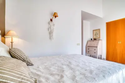 Cama o camas de una habitación en Plaça de la Sardana Casa acollidora per 8 persones a 5 minuts de la Platja Gran i del centre de Platja d'Aro