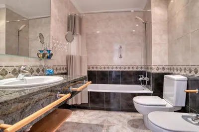 Un baño de Plaça de la Sardana Casa acollidora per 8 persones a 5 minuts de la Platja Gran i del centre de Platja d'Aro