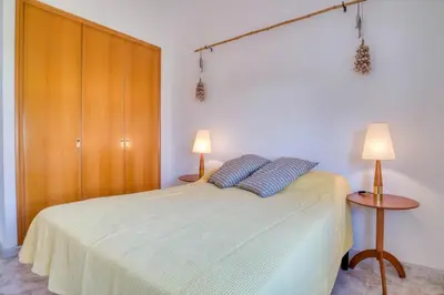 Cama o camas de una habitación en Plaça de la Sardana Casa acollidora per 8 persones a 5 minuts de la Platja Gran i del centre de Platja d'Aro