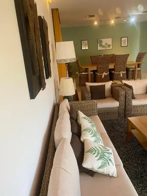 Zona de estar de 4 Bed Villa - Sleeps 9- Pool - Garden - Parking