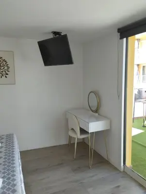 Una televisión o centro de entretenimiento en Hotel Serenity Platja d'Aro by Pandora Hoteles