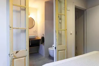 Un baño de Velo Vern 1- Beautiful new apartment 2 bed ensuite