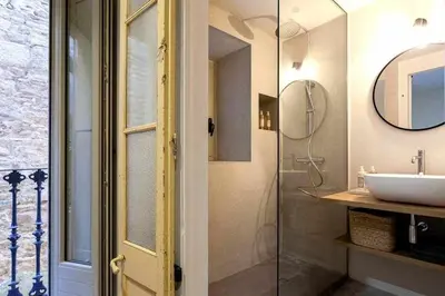 Un baño de Velo Vern 1- Beautiful new apartment 2 bed ensuite