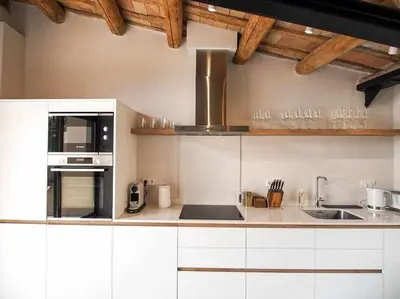 Una cocina o zona de cocina en Velo Vern 3- Luxury penthouse w views of city wall