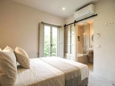 Cama o camas de una habitación en Velo Vern 3- Luxury penthouse w views of city wall