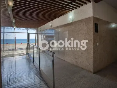 Certificado, premio, señal o documento que está expuesto en Embajador 2 Apartament a primera línia de mar per 5 persones