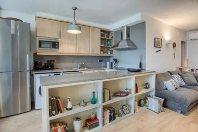 Una cocina o zona de cocina en Lliris Apartament amb encant per 4 persones a 10 minuts de la platja i del centre de Platja d'Aro