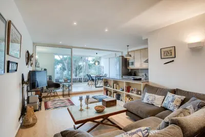 Una televisión o centro de entretenimiento en Lliris Apartament amb encant per 4 persones a 10 minuts de la platja i del centre de Platja d'Aro