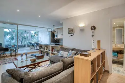 Una televisión o centro de entretenimiento en Lliris Apartament amb encant per 4 persones a 10 minuts de la platja i del centre de Platja d'Aro