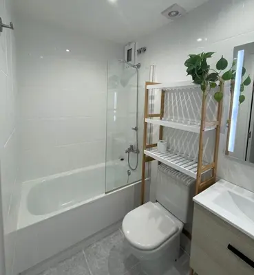 Un baño de Apartamento en Platja Sant Pol S'agaro con pisicina y jardin (playa - centro)
