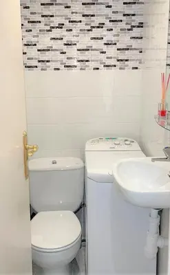 Un baño de Apartamento en Platja Sant Pol S'agaro con pisicina y jardin (playa - centro)