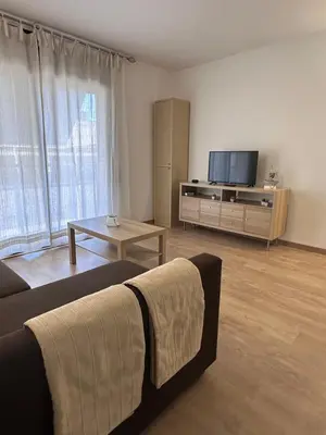 Una televisión o centro de entretenimiento en PIS AMB PARQUING AL CENTRE DE PALAMóS