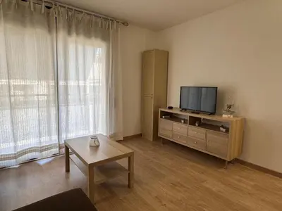 Una televisión o centro de entretenimiento en PIS AMB PARQUING AL CENTRE DE PALAMóS