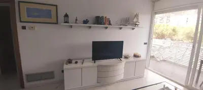 Una televisión o centro de entretenimiento en Blanes Apartamento S'Abanell central park