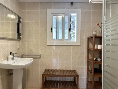 Un baño de LETS HOLIDAYS Beautiful house sea views