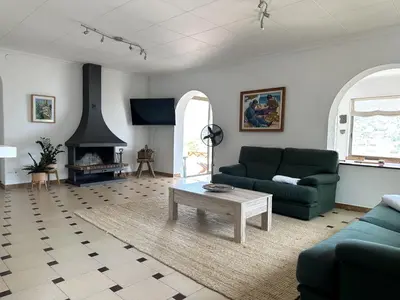 Una televisión o centro de entretenimiento en LETS HOLIDAYS Beautiful house sea views