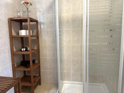 Un baño de LETS HOLIDAYS Beautiful house sea views