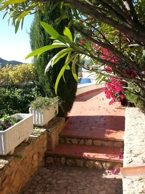 Jardín al aire libre en Maison familiale privée- piscine et vue inspirante
