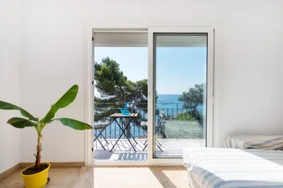 Un balcón o terraza de Precioso apartamento en primera línea de mar en Calella de Palafrugell